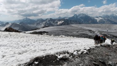 Bir grup dağcı, Mt. Dağın buzlu yamacına tırmanıyor. Everest gökyüzünde. Şarjör. İnsanlar karlı bir yola tırmanmaktan zevk alıyor..