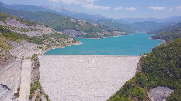 Alanya Dim dam. Een knip. Bovenaanzicht van een grote dam die water tegenhoudt in de bergen. Turkoois water in reservoir met grote dam. Enorme dam in Turkije — Stockfoto
