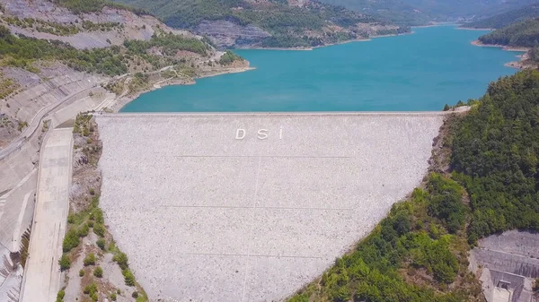 Alanya Dim dam. Een knip. Bovenaanzicht van een grote dam die water tegenhoudt in de bergen. Turkoois water in reservoir met grote dam. Enorme dam in Turkije — Stockfoto