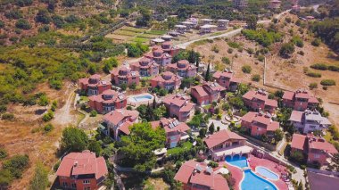 Tatil köyleri ve yüzme havuzlarının en üst manzarası. Şarjör. Güney kasabadaki uzak dinlenme merkezi. Turistler için kulübeleri olan yazlık dinlenme merkezi