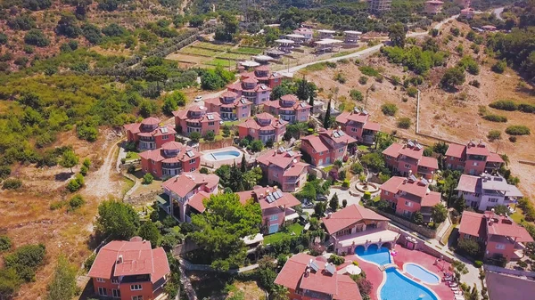 Top view of resort cottages and swimming pool. Clip. Remote recreation center in southern town. Summer recreation center with cottages for tourists — Stock Photo, Image