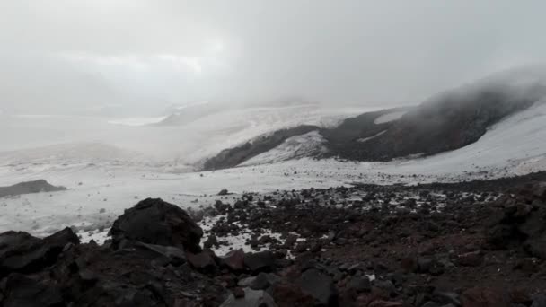 Vintervilt landskap från den höga bergstoppen till den istäckta sluttningen och mulen himmel. Klipp. Begreppet naturens skönhet. — Stockvideo