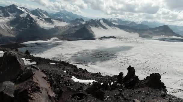 Aerial view of massive snow mountain range in and snowy valley. Clip. Breathtaking landscape with snowy peaks and high rocks. — Stock Video