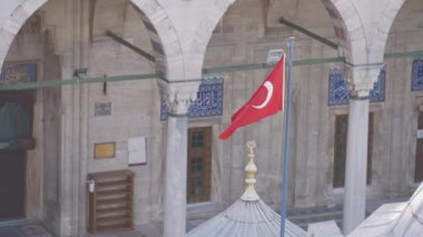 Eski binanın arka planında Türkiye bayrağı. Başla. Devlet binasında güzel Türk bayrağı dalgalanıyor. Güzel mimarinin arka planında Türk bayrağı
