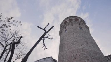 Galata Kulesi 'nin alt manzarası. Başla. Mavi gökyüzünün arka planında antik taş kule. İstanbul 'un merkezinde tarihi taş kule. İstanbul 'un mimari manzarası