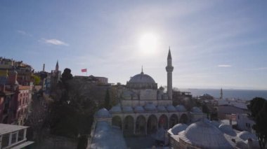 İstanbul 'da deniz kenarında güzel bir cami. Başla. Deniz kıyısındaki Türk kentinin güzel tarihi mimarisi ve camii. İstanbul 'da deniz ufkunun arkasındaki cami