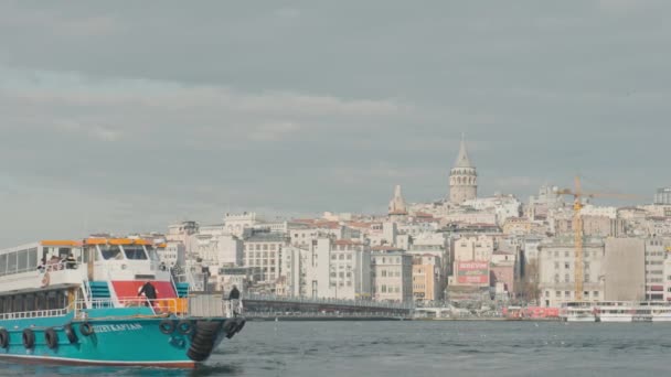 Touristenboot fährt vor dem Hintergrund Istanbuls. Handeln. Das Boot mit der Flagge der Türkei schwimmt auf dem Hintergrund der Stadt an der Küste. Urlaub in der Türkei mit dem Sea Boot — Stockvideo