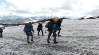 Bir grup dağcı karlı yamaçta yürüyor. Şarjör. Elbrus Dağı, Kafkasya Dağları, inanılmaz kış manzarası.. 