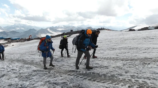 Skupina horolezců kráčejících po zasněženém svahu. Klip. Mount Elbrus, Kavkaz hory, úžasná zimní krajina. — Stock fotografie