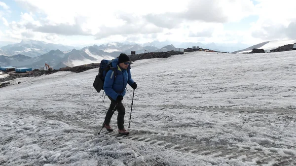 Eine Gruppe Bergsteiger geht den schneebedeckten Hang hinauf. Clip. Elbrus, Kaukasus, traumhafte Winterlandschaft. — Stockfoto