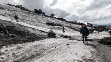 Bir grup dağcı, Mt. Dağın buzlu yamacına tırmanıyor. Everest gökyüzünde. Şarjör. İnsanlar karlı bir yola tırmanmaktan zevk alıyor..