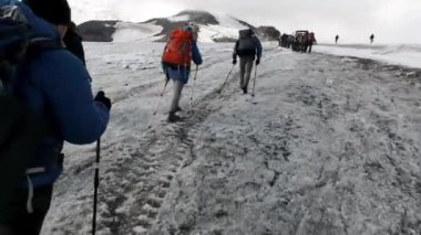 Bir grup dağcı, Mt. Dağın buzlu yamacına tırmanıyor. Everest gökyüzünde. Şarjör. İnsanlar karlı bir yola tırmanmaktan zevk alıyor..