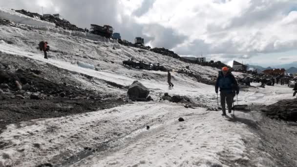 登山家のチームは、山の氷の斜面を登る。空の上にエベレスト。クリップ。雪の道を登るのを楽しむ人々. — ストック動画