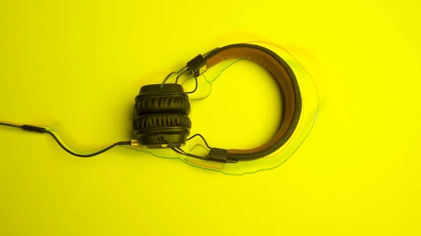 Headphones on colored background with lines. Animation. New headphones lie on colored background with animated lines. Animated lines follow shape of headphones — Stock Photo, Image