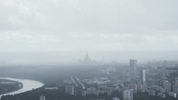 Вид з повітря на велике місто і згинаючу річку. Action.Flying over corporate buildings and residential distrutes at the foggy day . — стокове відео