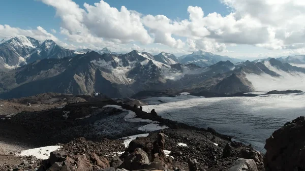 Vista aérea de la cordillera de nieve masiva en el valle nevado. Clip. Impresionante paisaje con picos nevados y rocas altas. — Foto de Stock