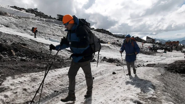 Drużyna wspinaczy wspina się na lodowate zbocze góry. Everest po drugiej stronie nieba. Klip. Ludzie cieszący się wspinaczką po śnieżnej ścieżce. — Zdjęcie stockowe