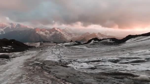 Vintervilt landskap från den höga bergstoppen till den istäckta sluttningen och mulen himmel. Klipp. Begreppet naturens skönhet. — Stockvideo