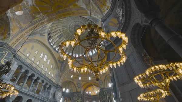 Ayasofya 'nın içinde. Başla. Büyük Ayasofya Camii 'nin içindeki kasalarla dolu güzel bir yer. Bizans mimarisinin dünyaca ünlü anıtı. İstanbul 'un mimari manzarası
