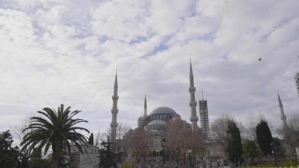 Facade of Blue Mosque in Istanbul. Action. Fabulous architecture of Turkish Mosque. Ancient mosque surrounded by gardens on background of cloudy sky. Architectural sights of Istanbul — Stock Video