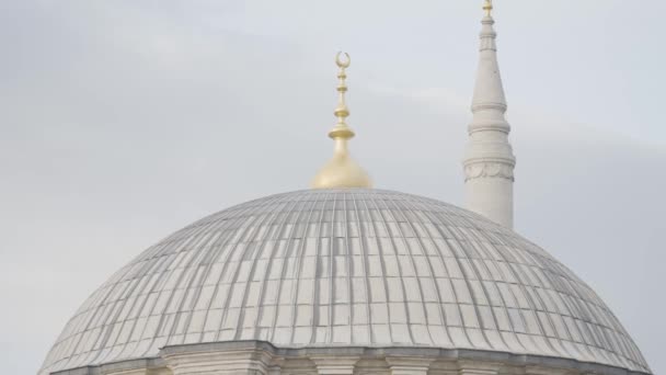 Cúpula blanca del templo musulmán. Acción. Primer plano de la hermosa cúpula blanca del templo en Turquía. Fe musulmana y templos — Vídeos de Stock