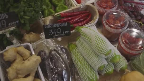 Gran selección de frutas frescas, bayas y verduras en el mercado callejero. Imágenes de archivo. Concepto de dieta vegetariana saludable. — Vídeo de stock