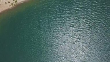 Nefes kesici turkuaz deniz ve yeşil bitki örtüsü ile kumlu sahil manzarası. Şarjör. Turizm ve tatil için cennet, doğanın güzelliği..