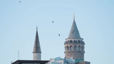 Şehrin arka planındaki Galata Kulesi. Başla. İstanbul 'un merkezindeki antik kuleler. Galata Kulesi İstanbul 'da popüler bir turizm merkezi.