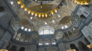 Tapınakta avize ve kubbe görünüyor. Başla. Tarihi Ayasofya Camii 'nin güzel kubbesinin altından manzara. İstanbul 'un mimari simgeleri