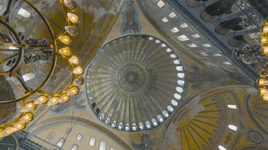 Tapınakta avize ve kubbe görünüyor. Başla. Tarihi Ayasofya Camii 'nin güzel kubbesinin altından manzara. İstanbul 'un mimari simgeleri