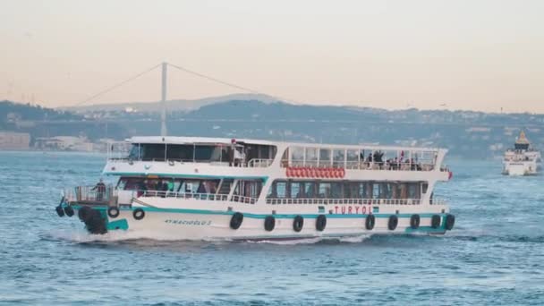 Турция, Стамбул-декабрь 2020: Туристическая лодка плывет на фоне города на побережье. Начали. Туристическая поездка на пассажирском судне вдоль побережья морского города. Поездки на лодках по побережью Турции — стоковое видео