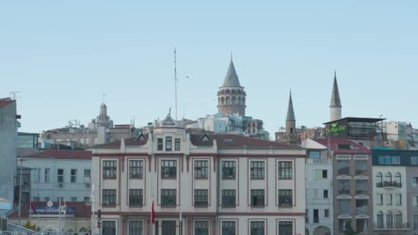 Galata Tower på bakgrund av staden. Börja. Forntida torn över centrala Istanbul. Galata Tower är populärt turistattraktion i Istanbul — Stockvideo