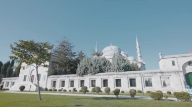 Mavi gökyüzünün arka planında antik İstanbullar Camii. Başla. İstanbul 'un eski ilçesinde büyük Türk Camii bulunmaktadır. İstanbul Turist Çekimi