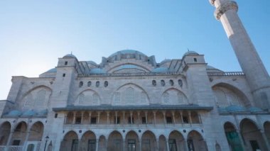 Mavi gökyüzünün arka planında antik İstanbullar Camii. Başla. İstanbul 'un eski ilçesinde büyük Türk Camii bulunmaktadır. İstanbul Turist Çekimi
