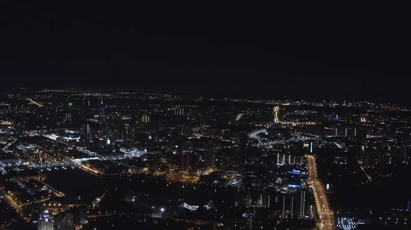 Панорама центра города с крышами зданий и домов. Запись. Вид с воздуха на современный большой город, концепция урбанизации. — стоковое фото