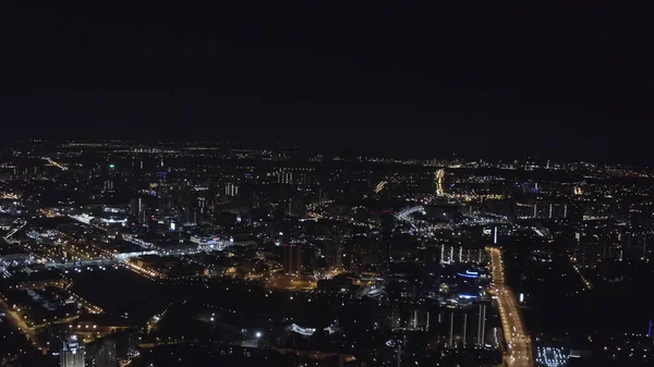 城市中心的全景,屋顶上有建筑物和房屋.库存录像。现代大城市的空中景观，城市化的概念. — 图库照片