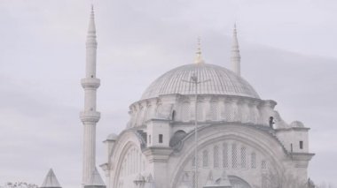 Sabah bulanıklığında nefes kesici büyük cami. Başla. Bulutlu arka planda büyük beyaz Müslüman camisi, inanılmaz doğu mimarisi..