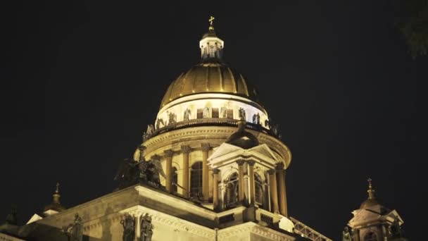 St. Petersburg, Rusya 'nın tarihi merkezinde Saint Isaacs Katedrali. Başla. Gece karanlığında ışık saçan nefes kesici bir tapınak.. — Stok video