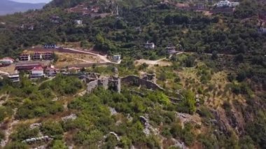 İspanya 'nın ölü bir kasabasında terk edilmiş bir harabenin havadan görünüşü. Şarjör. Arka planda antik arkeolojik yapıların ve modern konutların ve villaların kalıntıları uçuşuyor.