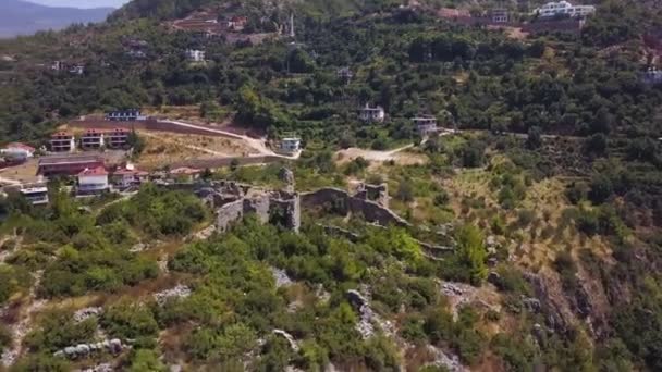 Flygfoto över en övergiven ruin, en del av den döda staden i provinsen Spanien. Klipp. Flyg över antika arkeologiska lämningar av byggnader och moderna bostadshus och villor på bakgrunden — Stockvideo