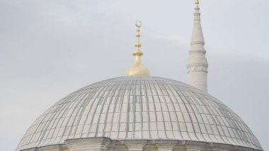 Müslüman tapınağının beyaz kubbesi. Başla. Türkiye 'deki güzel beyaz tapınak kubbesine yakın çekim. Müslüman inancı ve tapınakları