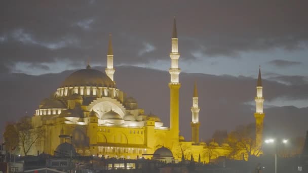 Turcja, Stambuł-grudzień, 2020: Piękny meczet wieczorny w Stambule. Akcja. Majestatyczny meczet jest pięknie oświetlony latarniami na tle zachmurzonego nieba. Stambuł Atrakcje turystyczne — Wideo stockowe