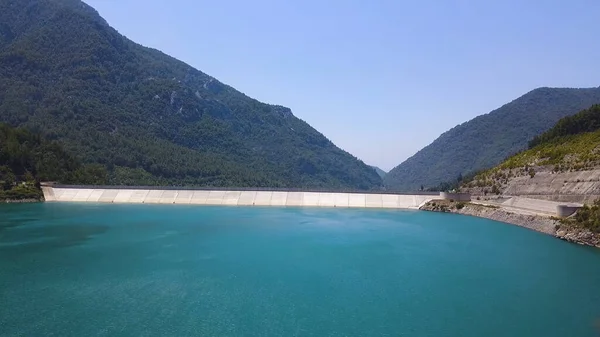 Luchtfoto van de groene canyon in de Oymapinar Dam, Antalya, Turkije. Een knip. Adembenemend uitzicht op een dam en azuurblauw water omgeven door groene bergen. — Stockfoto