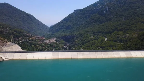 Luchtfoto van de groene canyon in de Oymapinar Dam, Antalya, Turkije. Een knip. Adembenemend uitzicht op een dam en azuurblauw water omgeven door groene bergen. — Stockfoto