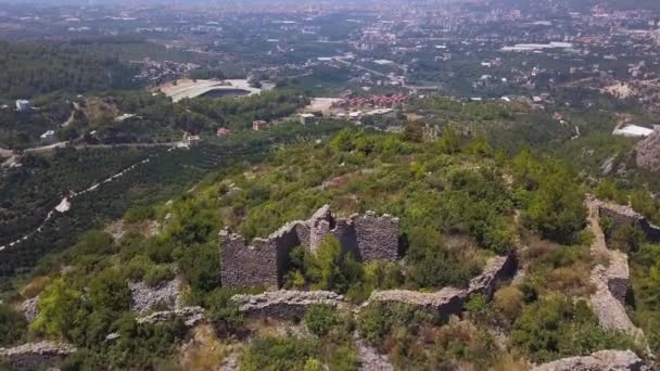 Letecký pohled na opuštěné trosky, část mrtvého města v provincii Španělsko. Klip. Létání nad starobylými archeologickými pozůstatky budov a moderních obytných domů a vil na pozadí — Stock video