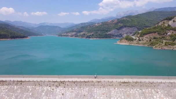 Vista aérea del cañón verde en el área de la presa de Oymapinar, Antalya, Turquía. Clip. Impresionante vista de una presa y agua azul rodeada de verdes montañas. — Vídeo de stock