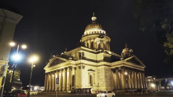 Saint Isaacs Cathedral at the historical center of St.Petersburg, Russia. Action. Breathtaking beautiful temple with illumination on night sky background. — Stock Video