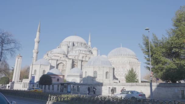 Sehzade mosque in Istanbul. Action. Majestic mosque in center of Istanbul on background of blue sky. Sights of Istanbul with great history — Stock Video