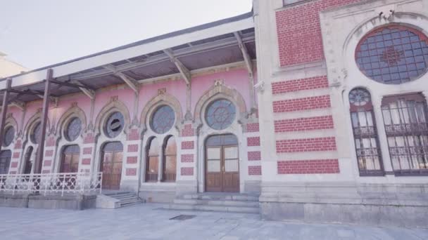 Oud treinstation in Istanbul. Actie. Klein stationsgebouw met rode gevel en ronde ramen in stijl van de 19e eeuw. Turks treinstation in Istanbul — Stockvideo