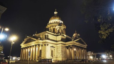 St. Petersburg, Rusya 'nın tarihi merkezinde Saint Isaacs Katedrali. Başla. Gece karanlığında ışık saçan nefes kesici bir tapınak.. 
